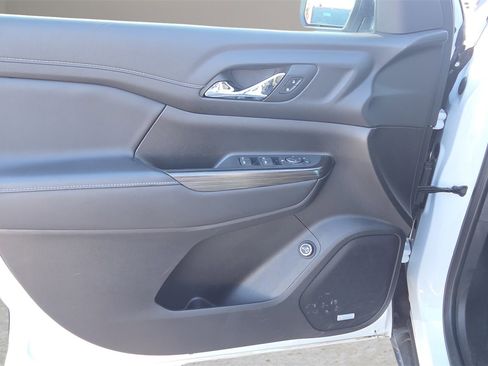 Used 2023 GMC Acadia SLT image 38