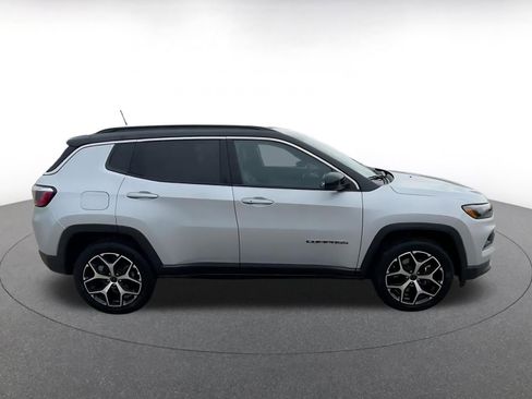 Used 2025 Jeep Compass Limited image 16