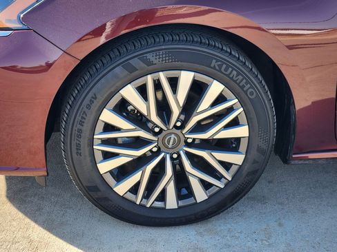 Used 2024 Nissan Altima 2.5 SV image 11