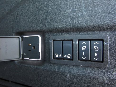 Used 2024 GMC Yukon XL SLT w/ SLT Luxury Package image 22