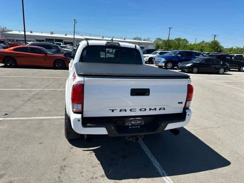 Used 2017 Toyota Tacoma TRD Sport AWD/4WD image 20