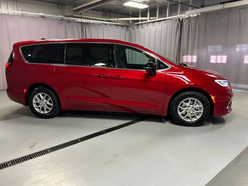 New 2026 Chrysler Pacifica Select image 8