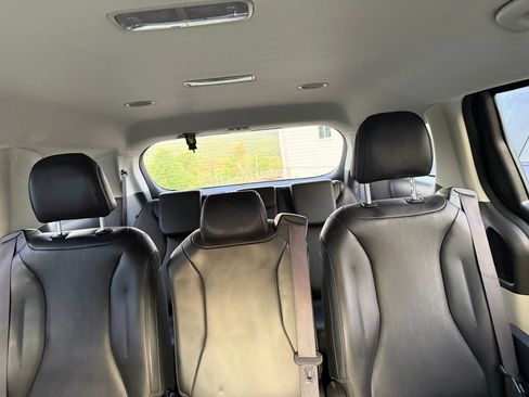Used 2024 Kia Carnival LX FWD image 21