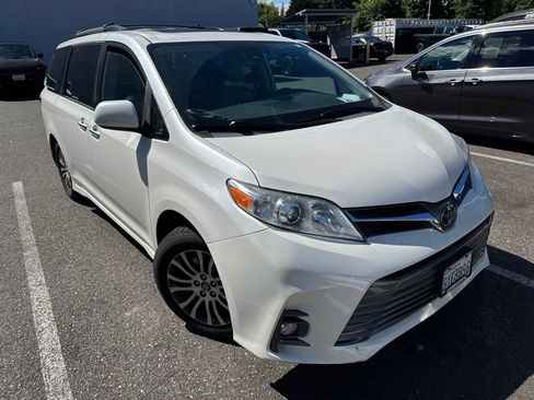 Used 2019 Toyota Sienna XLE w/ XLE Navigation Package FWD image 1