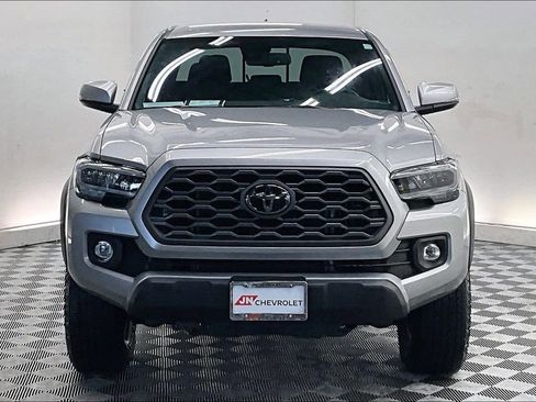 Used 2022 Toyota Tacoma w/ SR5 Package image 2
