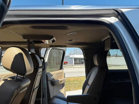 Used 2011 Cadillac Escalade ESV Luxury image 25