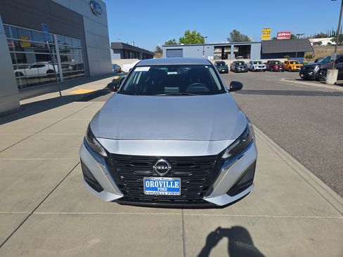 Used 2024 Nissan Altima 2.5 SV FWD image 8