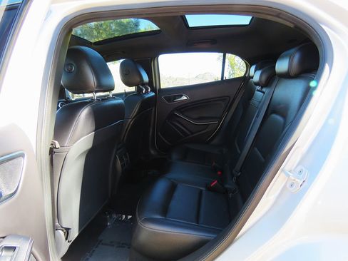 Used 2018 Mercedes-Benz GLA 250 4MATIC w/ Premium Package image 22