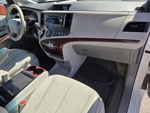 Used 2012 Toyota Sienna XLE image 15