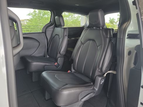 New 2026 Chrysler Pacifica Select FWD image 8