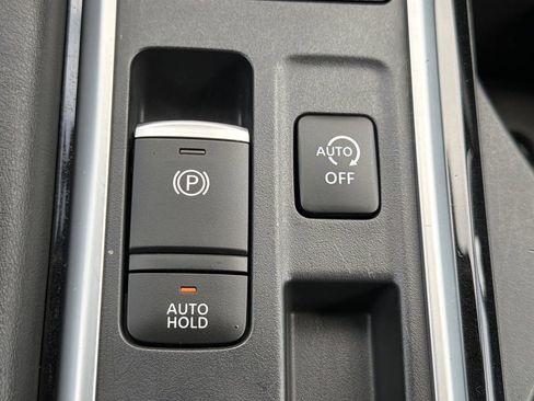 Used 2025 Nissan Pathfinder SV FWD image 9