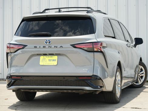 Used 2023 Toyota Sienna XSE image 5