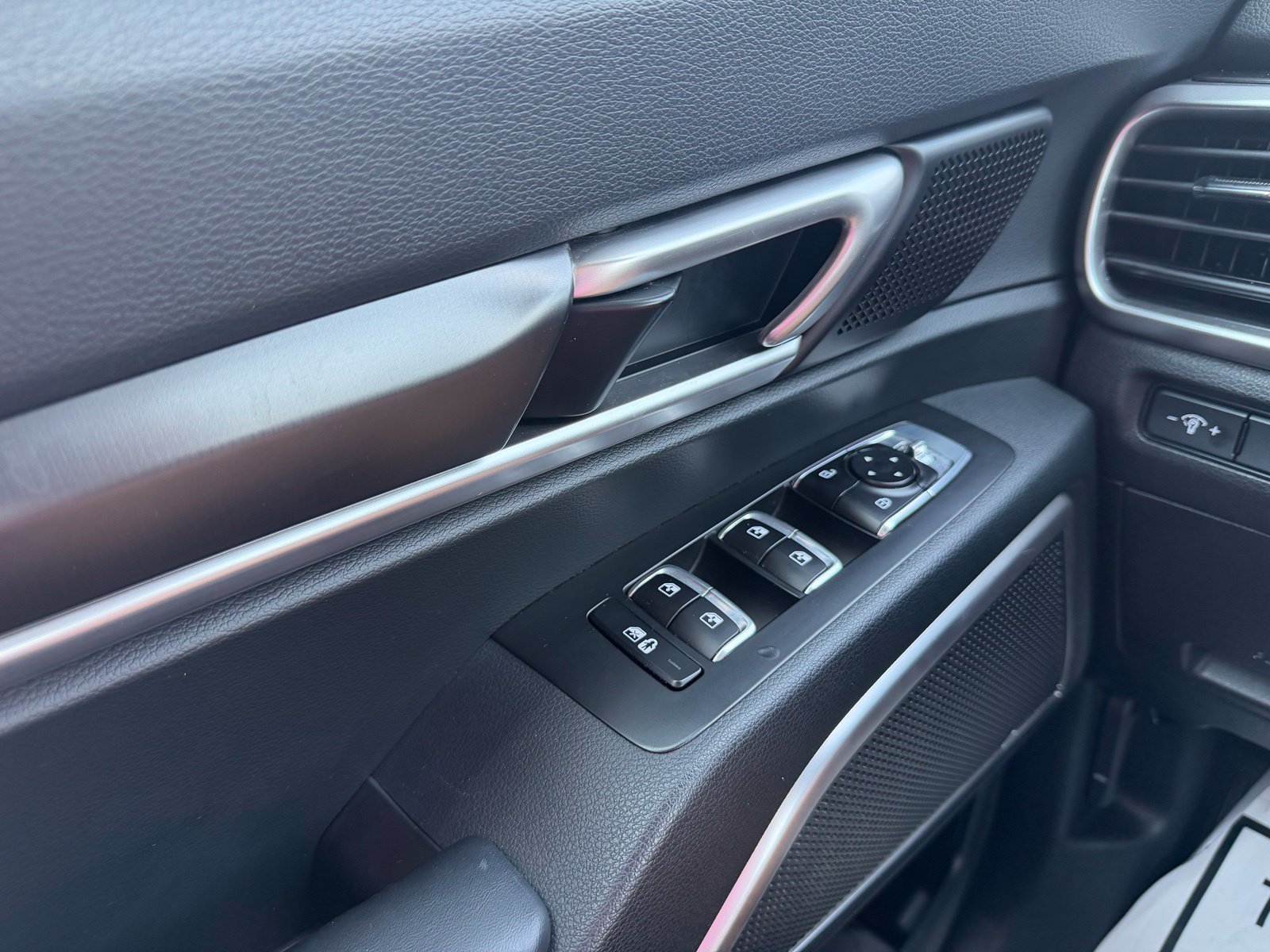 Used 2025 Kia Telluride S FWD image 27