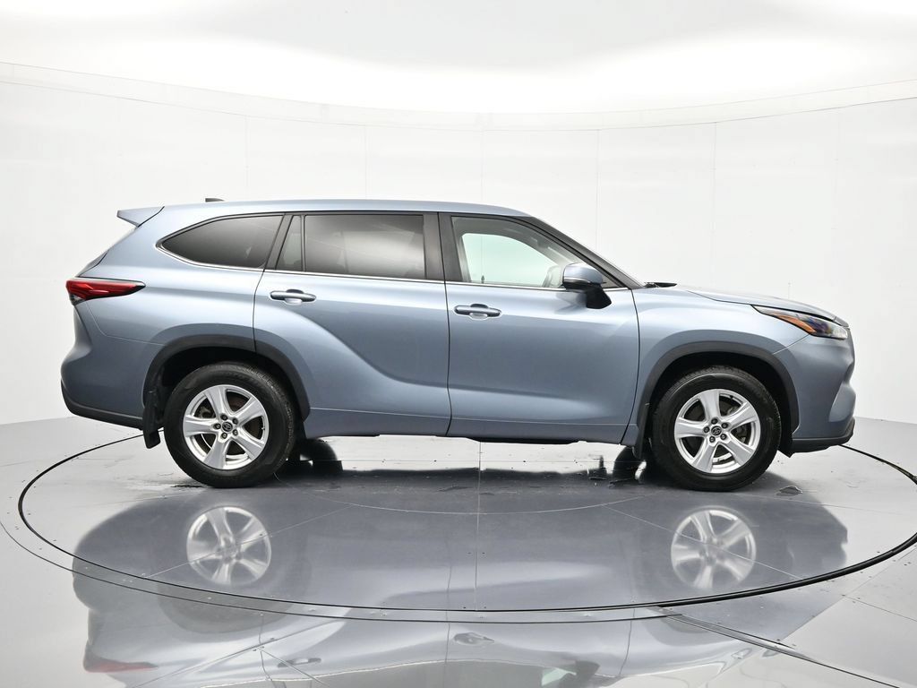 Used 2023 Toyota Highlander LE AWD/4WD image 4