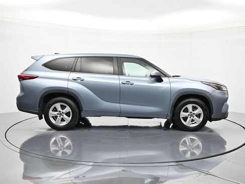 Used 2023 Toyota Highlander LE AWD/4WD image 4
