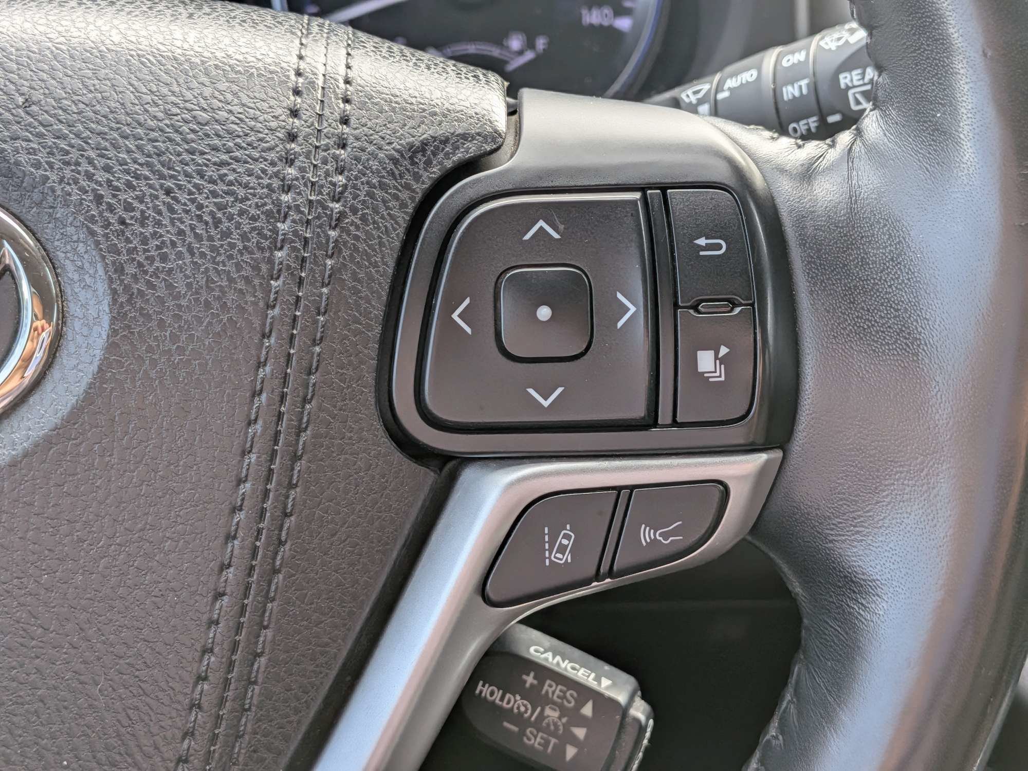 Used 2018 Toyota Highlander Limited Platinum FWD image 28