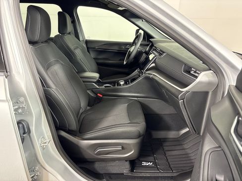 Used 2025 Jeep Grand Cherokee L Laredo RWD image 6