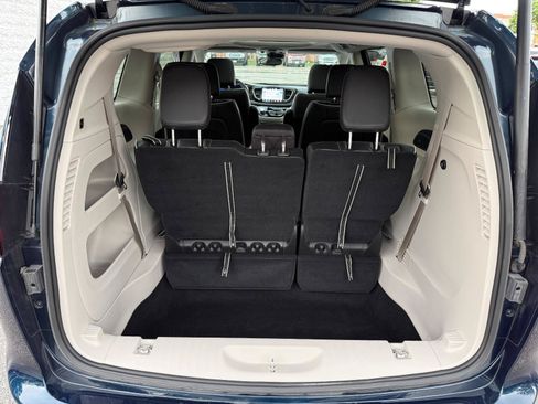 Used 2024 Chrysler Pacifica Limited FWD image 15