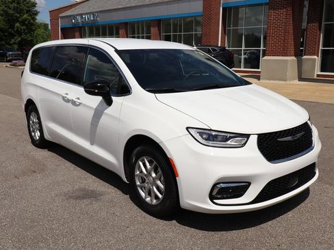 Used 2026 Chrysler Pacifica Select FWD image 4
