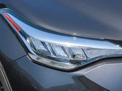 Used 2021 Toyota C-HR XLE FWD image 2