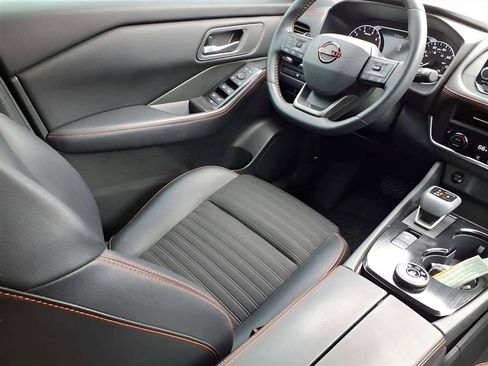 Used 2025 Nissan Rogue SV image 9