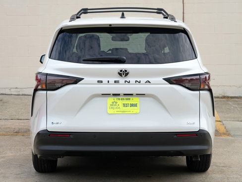 Used 2026 Toyota Sienna XLE FWD image 55