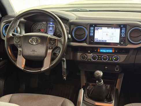 Used 2016 Toyota Tacoma TRD Sport image 26