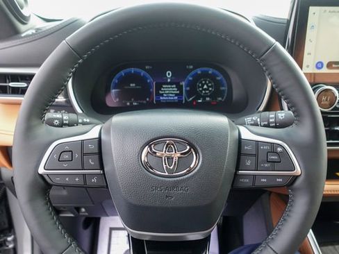 New 2026 Toyota Highlander Platinum image 16