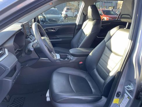 Used 2021 Toyota RAV4 XLE Premium image 8