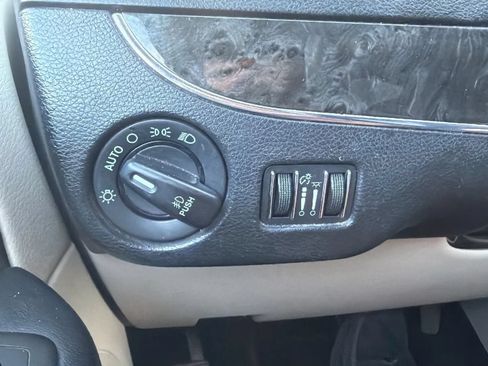 Used 2015 Chrysler Town & Country Touring FWD image 32