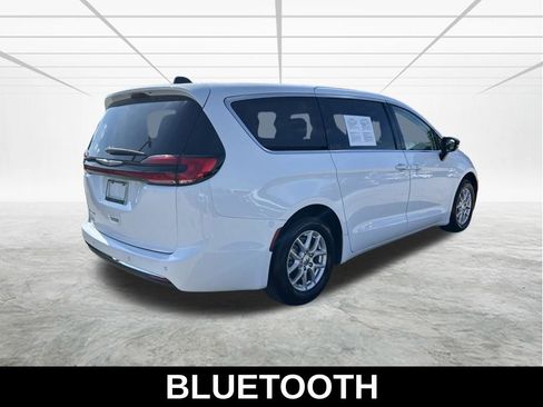 Used 2024 Chrysler Pacifica Touring-L FWD image 5