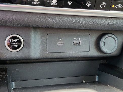 Used 2023 Nissan Rogue SV image 9