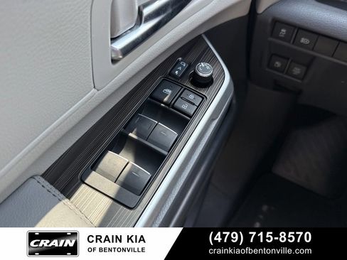 Used 2023 Toyota Sienna Limited FWD image 10