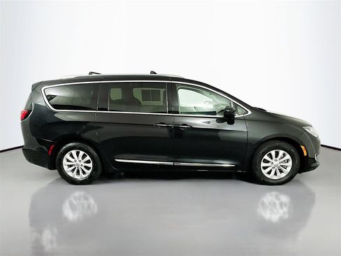 Used 2018 Chrysler Pacifica Touring-L w/ Premium Audio Group image 8