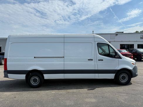 Used 2021 Mercedes-Benz Sprinter 2500 image 12