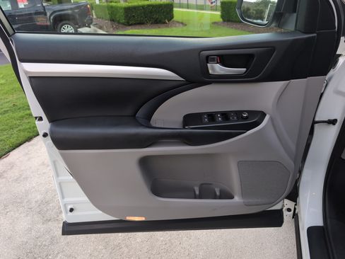 Used 2018 Toyota Highlander XLE AWD/4WD image 14