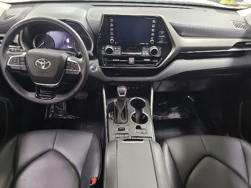 Used 2021 Toyota Highlander XLE AWD/4WD image 2