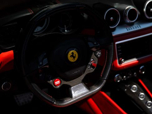 Used 2015 Ferrari California T image 27