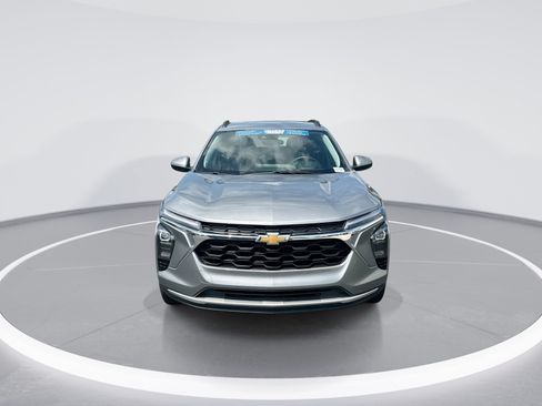 Used 2025 Chevrolet Trax LT w/ LT Convenience Package FWD image 3
