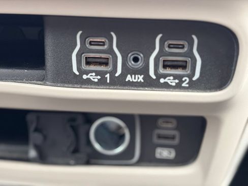 Used 2022 Chrysler Pacifica Touring-L FWD image 36