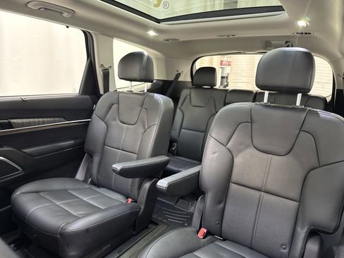 Used 2024 Kia Telluride SX w/ Towing Package image 13