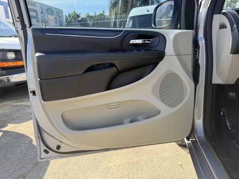 Used 2019 Dodge Grand Caravan SXT image 16