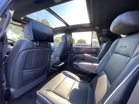 Used 2021 Cadillac Escalade Premium Luxury AWD/4WD image 4