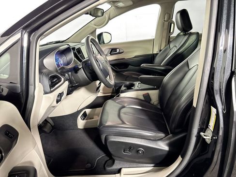 Used 2023 Chrysler Pacifica Touring-L FWD image 11