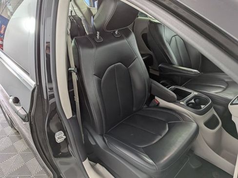 Used 2023 Chrysler Pacifica Touring-L FWD image 30