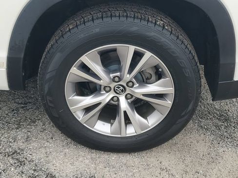 Used 2016 Toyota Highlander Plus FWD image 32
