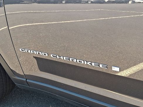 Used 2024 Jeep Grand Cherokee Laredo w/ Luxury Tech Group I AWD/4WD image 19