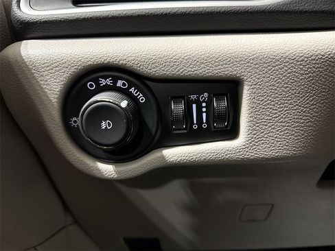 Used 2024 Chrysler Pacifica Touring-L image 18