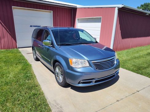 Used 2011 Chrysler Town & Country Limited FWD image 4