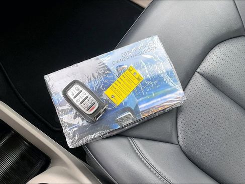 Used 2024 Chrysler Pacifica Touring-L FWD image 10